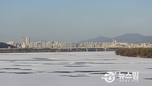 꽁꽁 얼어 붙은 한강이 돌아왔다