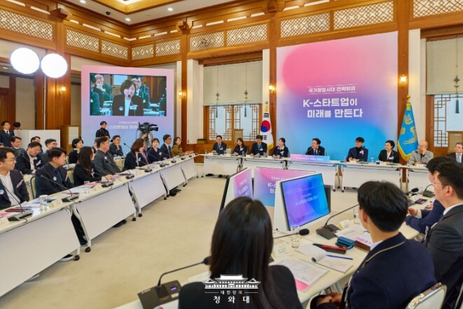 이재명 대통령 "전통적 방식의 일자리...