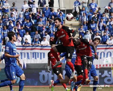 김해FC2008, 수원전 0-3 패배에도 빛난 ‘레드 열기’… 팬들과 함께 재도약 다짐