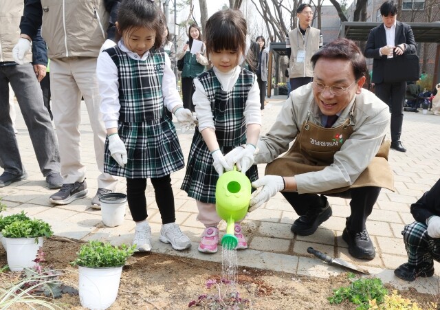 강남구, 식목일 맞아 양재천에 ‘참여...