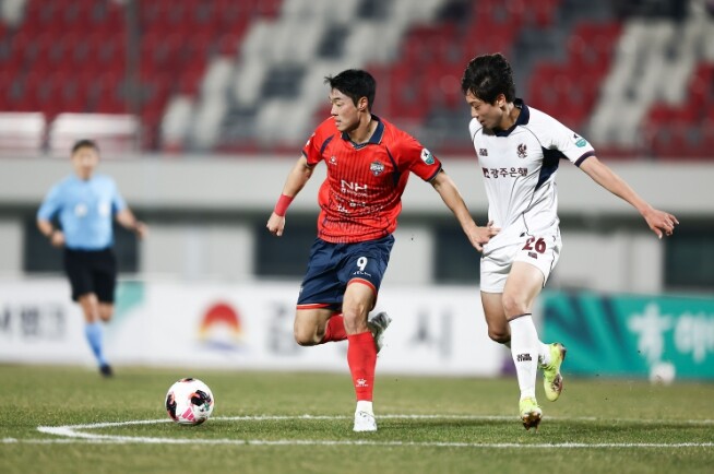 “축구는 행복이다” 김천상무 이건희, K리그 통산 100경기 출전 소감! “한 시즌 공격포인트 20개 목표”