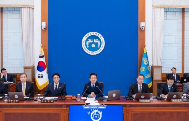 이 대통령 "헌법, 40여년간 제자리...