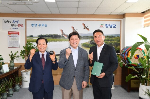 KBO 허구연 총재, 성낙인 창녕군수·박재홍 창녕군의회 의장과 면담